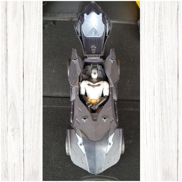 12" Batman with Batmobile - Picture 2 of 7